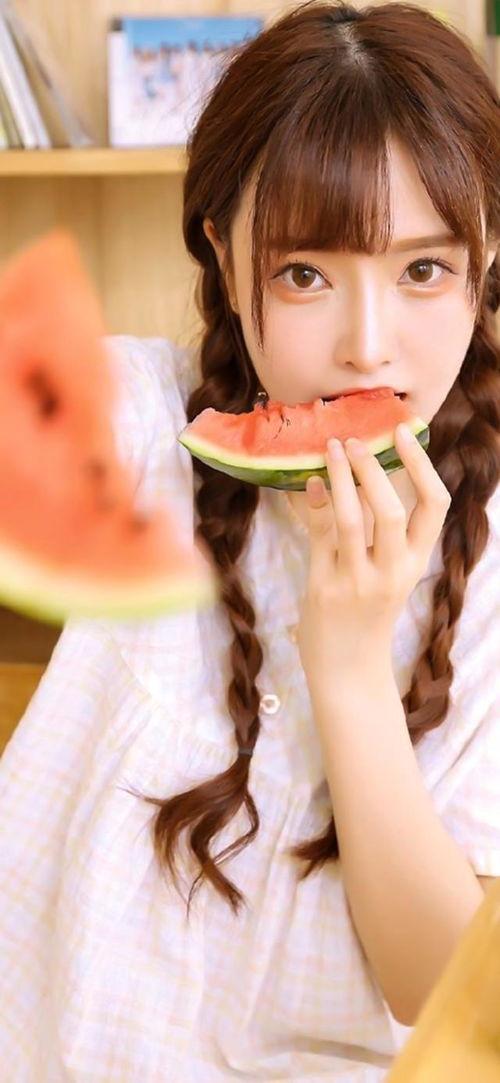 美女吃瓜群众图片,美女吃瓜群众，镜头下的欢乐时光