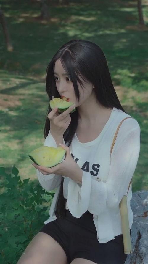 街上美女吃瓜,品味生活瞬间