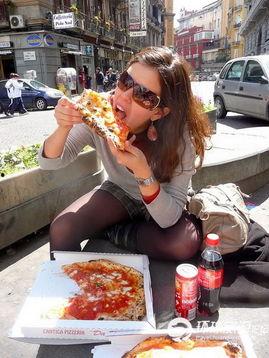 街上美女吃瓜,品味生活瞬间