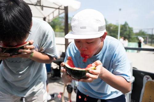 吃瓜排队中,热门事件背后的围观现象