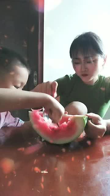 小孙子吃瓜,小孙子吃瓜趣事多
