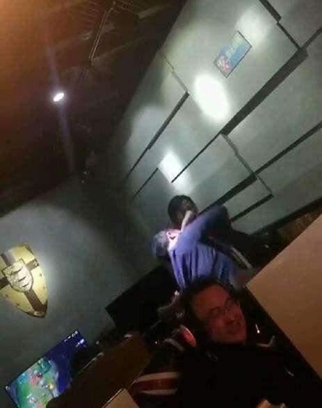 网吧里面吃瓜,吃瓜群众见证电竞传奇