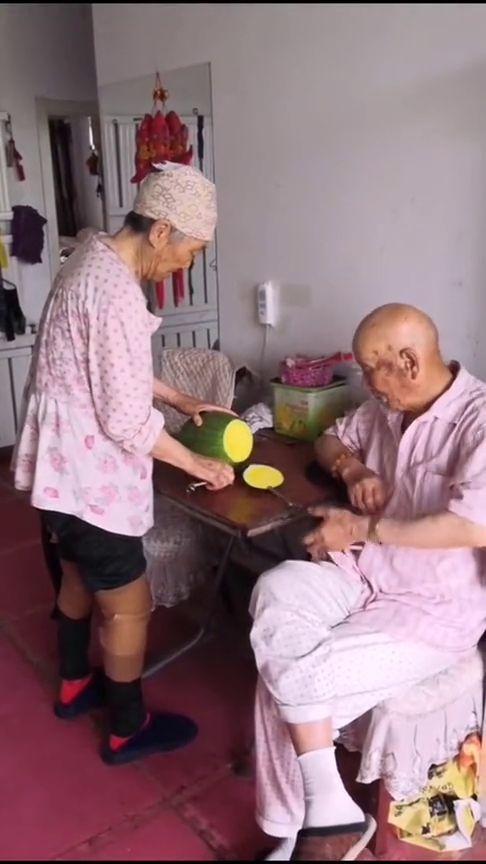 老人带孩子吃瓜,老人带娃吃瓜乐翻天