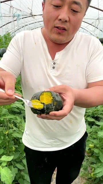 老人带孩子吃瓜,老人带娃吃瓜乐翻天