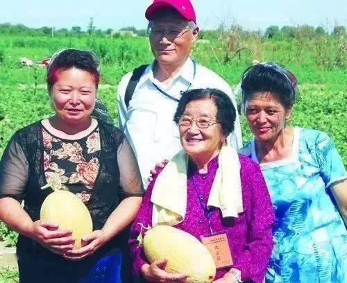 索拉和同学吃瓜,吃瓜畅谈校园趣事