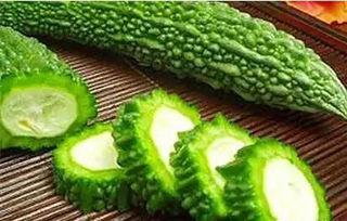 全家都在吃瓜,共度欢乐时光