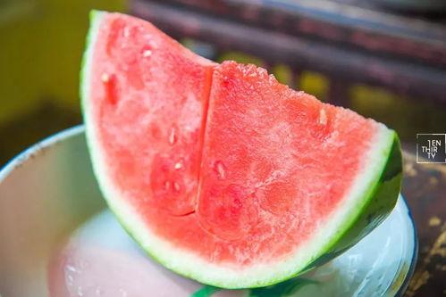 全家都在吃瓜,共度欢乐时光