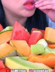 外国女子吃腌瓜,外国女子品尝地道腌瓜，感受中华美食魅力