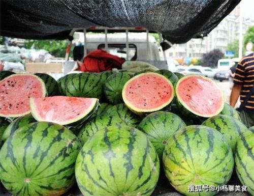 瓜摊老板吃瓜,一瓜一世界，一摊一人生