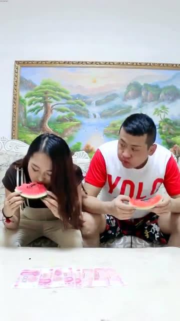 美女吃瓜比赛赢了,美女吃瓜比赛夺冠，惊艳全场！