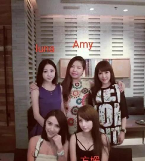 岑岑教姐妹吃瓜,姐妹们一起享受夏日清凉