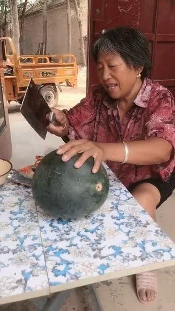 农村婆婆吃苹果瓜,田园生活的甜蜜滋味