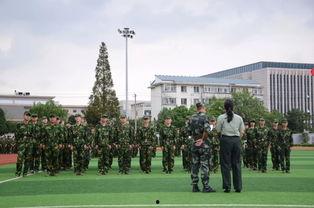 军训吃瓜学长走路