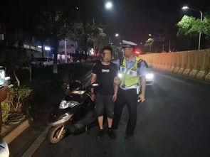 警察吃瓜看热闹,现场围观热闹非凡