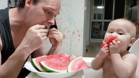 让爸爸吃瓜,一起享受甜蜜瓜果时光