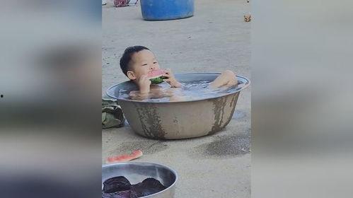 躺床上吃瓜,懒人吃瓜新风尚