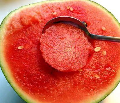 躺床上吃瓜,懒人吃瓜新风尚