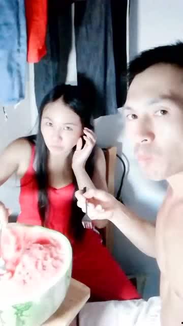 视频情侣吃瓜,甜蜜互动引网友热议