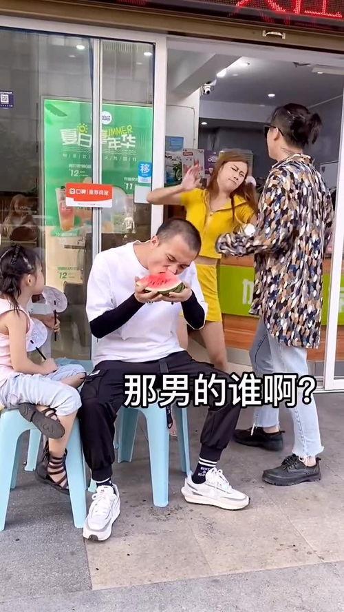 情侣吵架旁边吃瓜,围观群众吃瓜不停