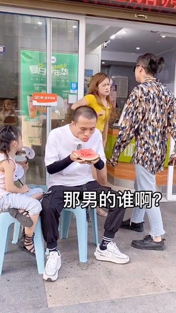 情侣吵架旁边吃瓜,围观群众吃瓜不停