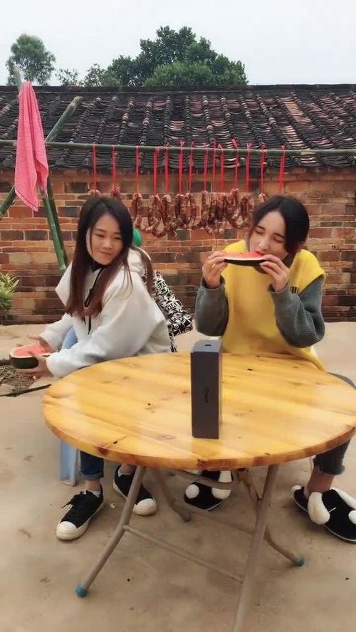 美女吃瓜比赛赢了,美女吃瓜比赛夺冠，惊艳全场！