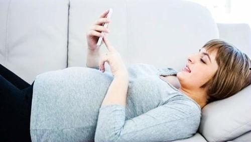 孕妇吃瓜拍照姿势图片,孕妇吃瓜拍照的可爱瞬间