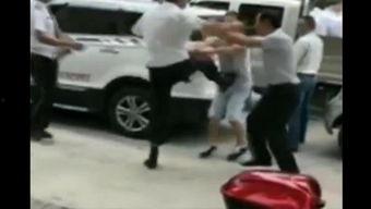 吃瓜保安调戏业主被打