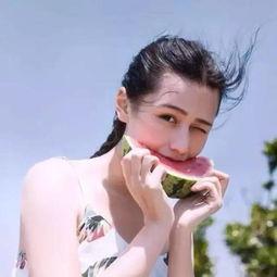 少女无语吃瓜图片